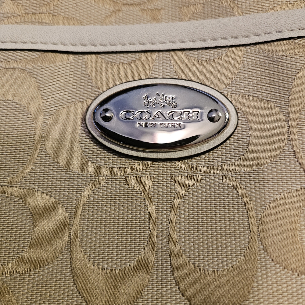 Elegant Coach Cream Shoulder/Crossbody Bag - Picture 7 of 16